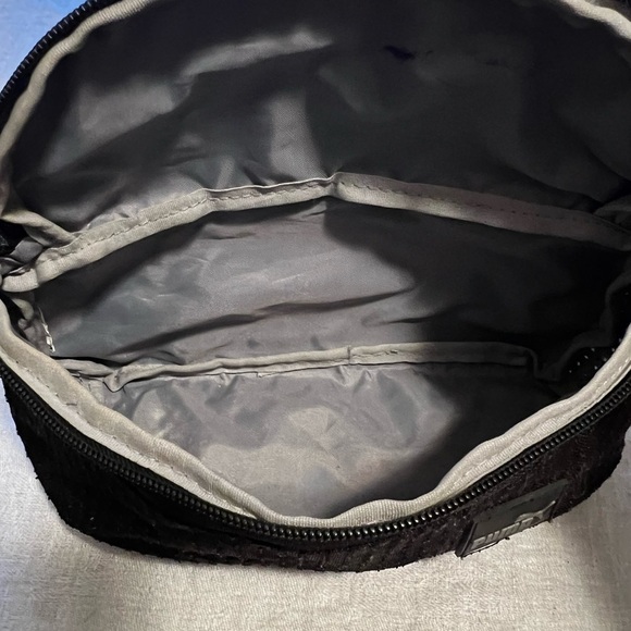 Puma fanny pack/crossbody. Black. One big pocket. Lots of room. - Picture 3 of 6